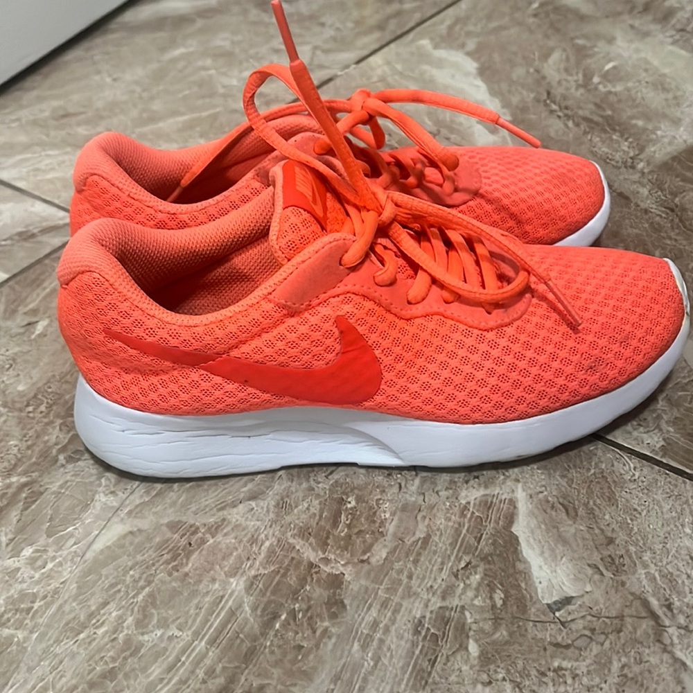 Nike Tanjun Sneaker - Picture 1 of 6